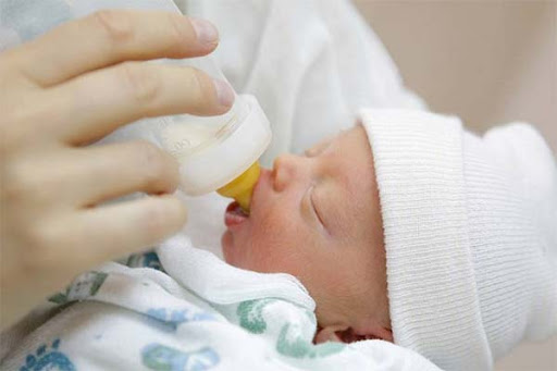 bé sinh non yếu ớt cần bổ sung sữa aptamil essensis