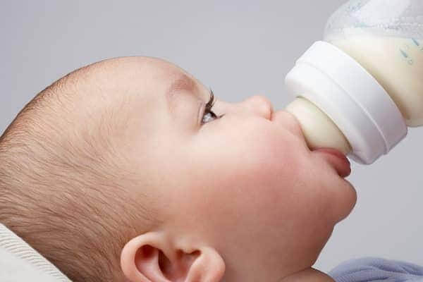 nên cho bé uống sữa aptamil anh đê bé phát triển khỏe mạnh