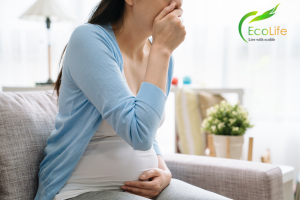 Ho là một triệu chứng phổ biến trong quá trình mang thai vì thế các mẹ cần uống nước ấm